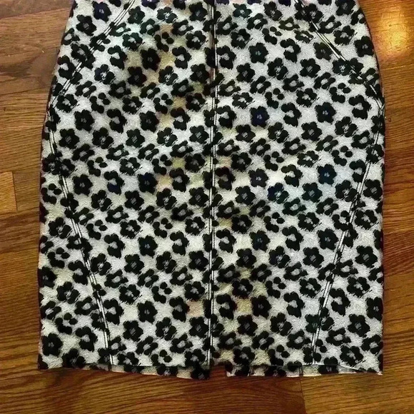 Ann Taylor pencil skirt NWOT size 4. Black and cream zipper in back. - Picture 9 of 9